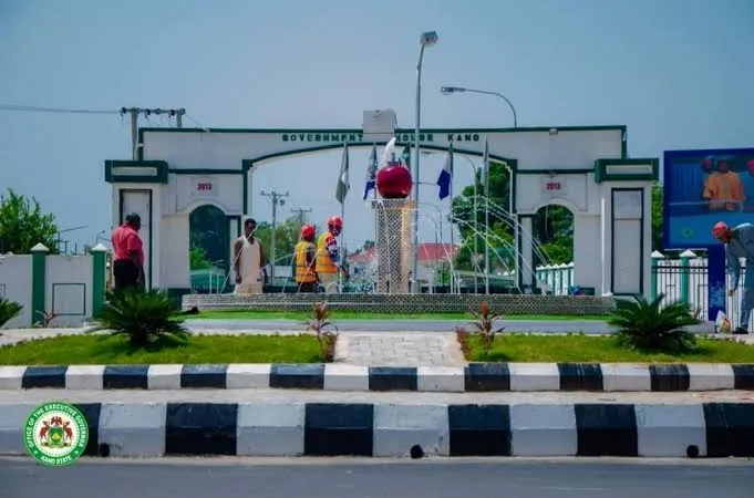 Gwamnatin Kano Ta Miƙa Takardun Mallakar Filaye Ga Masu Bai Wa Gwamna Shawara da Masu Ɗauko Rahoto
