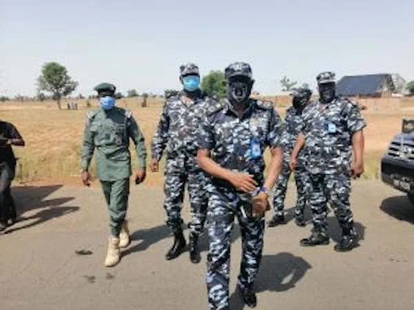 Rundunar ’Yan Sandan ƙasar nan ta cafke wasu mutane biyu da ake zargi da haɗa baki wajen sace wani dattijo a Jihar Kaduna domin neman kuɗin fansa, tare da ƙwato bindiga ƙirar AK-47.